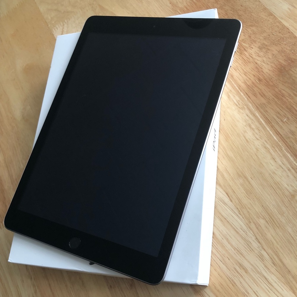 5th Generation Apple iPad AT&T WiFi+Cellular